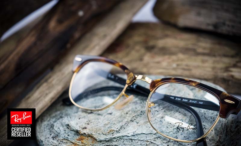 ray-ban briller type browline på et bord
