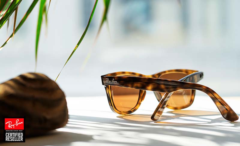 Ray-Ban Wayfarer Solglasögon med styrka på en benk